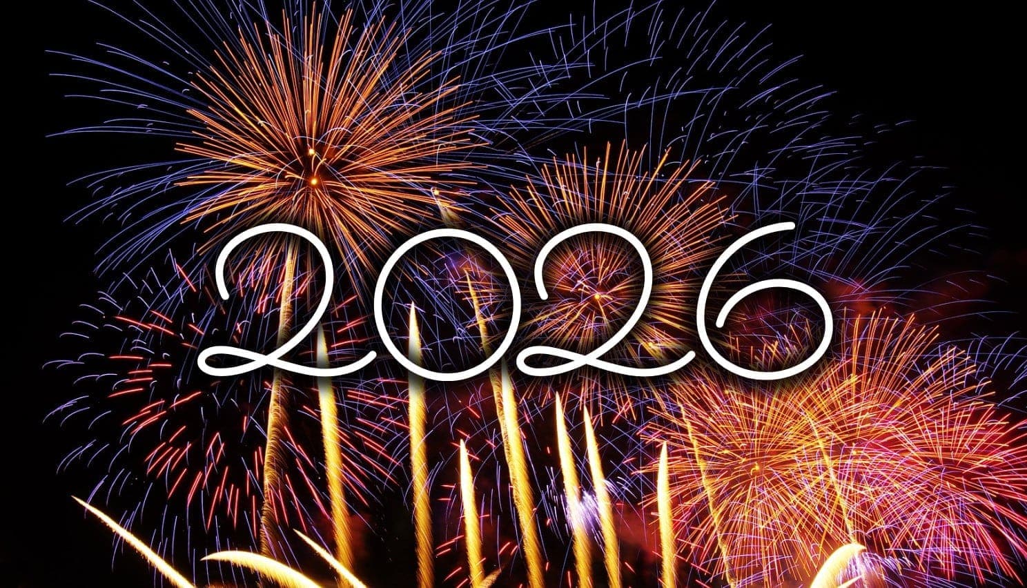 Feux d'artifice colorés illuminent le ciel avec le chiffre 2026