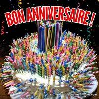 Gâteau d’anniversaire recouvert de nombreuses bougies colorées, avec confettis et texte « Bon anniversaire ! »