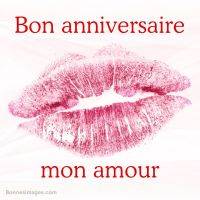 Carte avec texte « Bon anniversaire mon amour » et empreinte de lèvres rose sur fond blanc