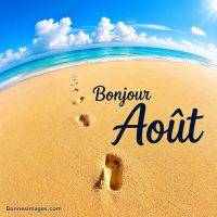 Empreintes de pas sur une plage ensoleillée face à la mer turquoise, avec le texte « Bonjour août »