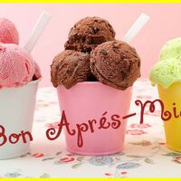 Un trio gourmand de glaces aux saveurs fruitées et chocolatées.