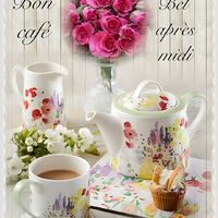 Un doux après-midi agrémenté de café, de fleurs fraîches et de gourmandises.