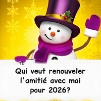 Un bonhomme de neige accueillant et festif, prêt à célébrer la nouvelle année avec style.