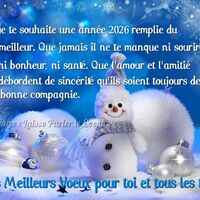 Un bonhomme de neige souriant entouré de décorations hivernales, célébrant la nouvelle année dans une scène festive et scintillante.