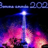 Feux d'artifice illuminant la tour Eiffel pour célébrer le Nouvel An 2026.