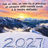 Paysage de montagnes enneigées au lever du soleil avec le message « Bonne et heureuse année » et 2027 écrit dans la neige