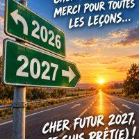 Panneaux routiers 2026 et 2027 au coucher du soleil, avec message d’adieu à 2026 et d’élan vers 2027