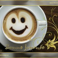 Un café souriant, doré de lumière et de douceur, qui transforme chaque gorgée en promesse de bonheur pour toute la journée.