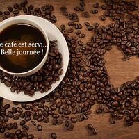 Un cœur de grains, une tasse fumante : l’arôme du matin devient un véritable petit rituel de bonheur.