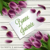 Un bouquet de tulipes violettes entoure une carte de vœux sur fond de bois blanc.