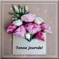 Un bouquet de fleurs pastel émerge élégamment d'une enveloppe.