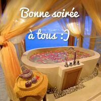 Un coin de détente parfait pour une soirée paisible avec vue sur l'océan. Profitez du calme et du confort dans ce cadre enchanteur.