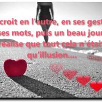 Une silhouette marche sur la plage, laissant derrière elle des cœurs rouges symbolisant des illusions perdues.