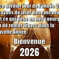 Deux verres de champagne illuminés par des feux d'artifice pour célébrer la nouvelle année 2026.
