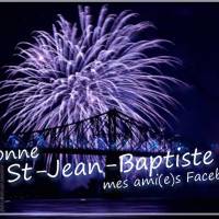 Feux d'artifice illuminant le ciel nocturne au-dessus du pont, célébrant la fête avec éclat.