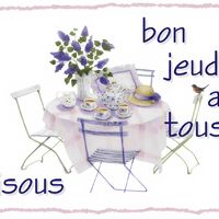 Une table joliment dressée attend pour un moment de détente avec du thé et des fleurs.