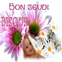 Un adorable bébé entouré de fleurs pour vous souhaiter un joyeux jeudi.