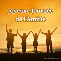 Des silhouettes d'amis se tiennent par la main devant un ciel orangé au crépuscule.
