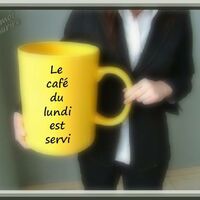 Un lundi en noir et blanc réveillé par une tasse soleil : quand l’humour XXL devient la meilleure dose d’énergie.