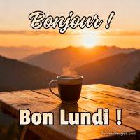 Tasse de café fumant sur une table en bois au lever du soleil, avec le texte « Bonjour ! Bon lundi ! »