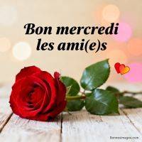 Rose rouge sur une table en bois, avec le texte « Bon mercredi les ami(e)s » et deux cœurs sur fond flou