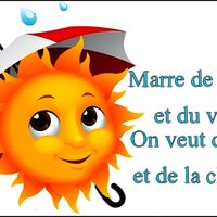 Protégé de la pluie, ce soleil souriant rêve de jours ensoleillés et chauds.
