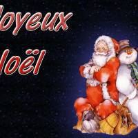 Père Noël et bonhomme de neige se reposent côte à côte sous un ciel étoilé. Joyeux Noël à tous !