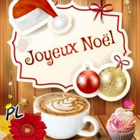 Douce ambiance de Noël avec un cappuccino festif et un cupcake coloré.