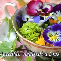 Un joli bouquet de fleurs colorées dans une tasse décorative illumine la journée.