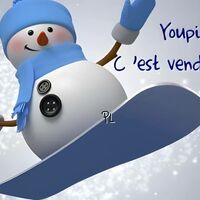 Un bonhomme de neige joyeux fait du snowboard sous un ciel scintillant.
