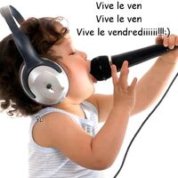 Un enfant chante avec passion dans un microphone tout en portant un casque audio.