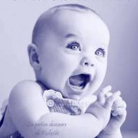 Un bébé exprime sa joie de manière adorable et enthousiaste.