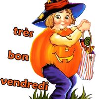 Un enfant déguisé en citrouille sorcière tient un sac de friandises. Prêt pour une célébration festive!